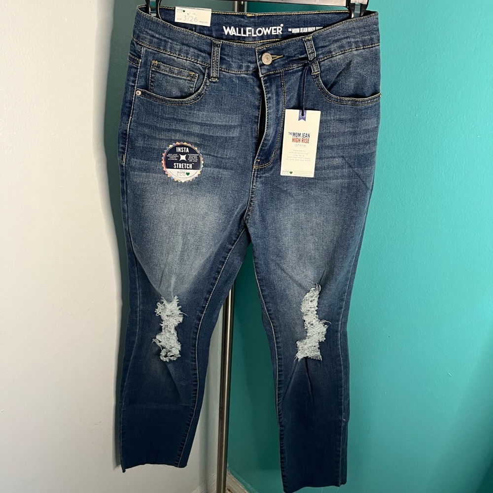 NWT Wallflower Distressed jeans